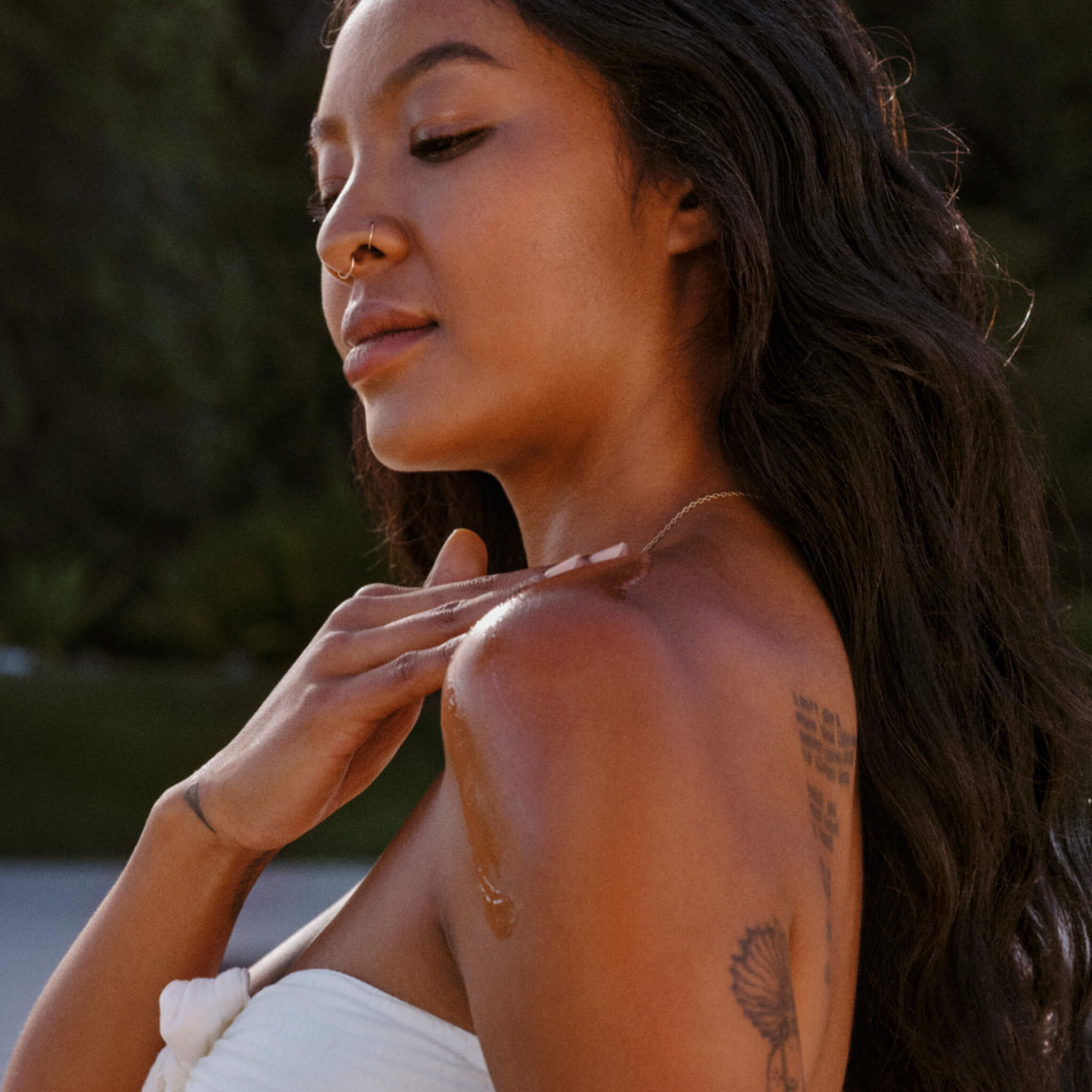 woman outdoors taking care of her skin putting gel after sun that cools her skin